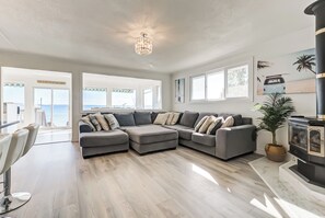Living area - Beautiful House by Lake Simcoe (Innisfil)