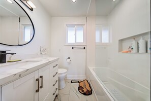 Hair dryer, towels, soap, toilet paper - Beautiful House by Lake Simcoe (Innisfil)