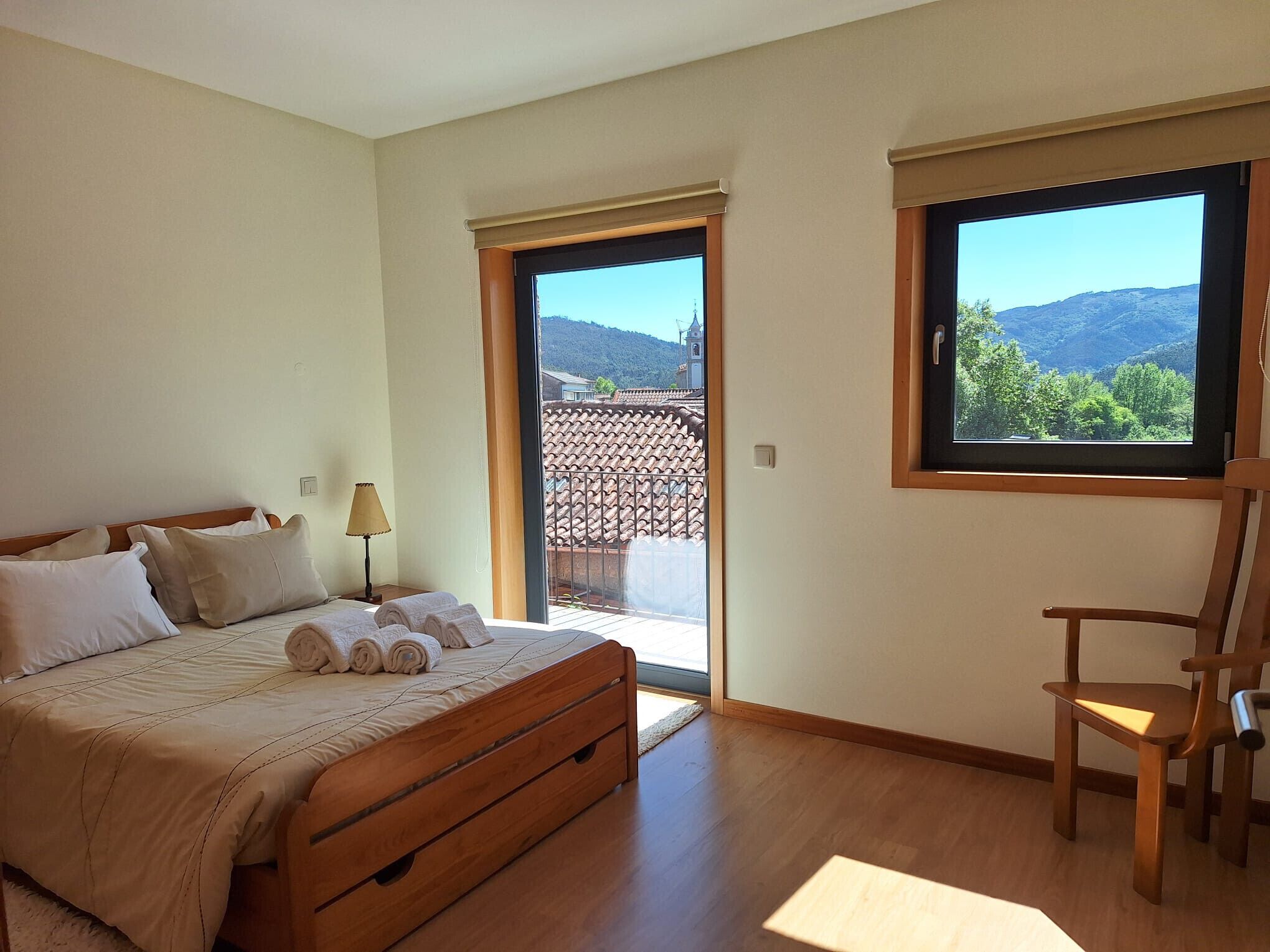 3 室のベッドルーム、ベッドシーツ、車椅子でアクセスできる設備