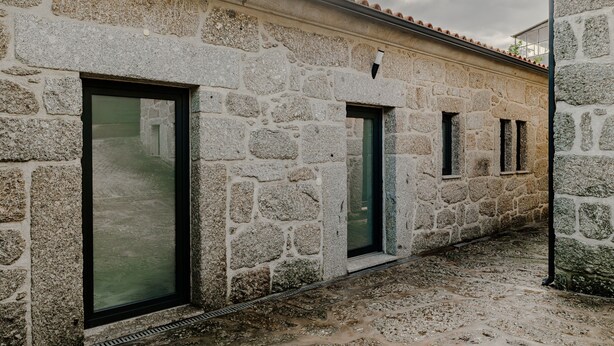 A stone building with large windows and a tiled roof. - Holiday Home 'Casa Feixa Gerês' with Mountain View, Wi-Fi & Air Conditioning (Gerês)