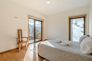 3 bedrooms, WiFi, bed sheets, wheelchair access