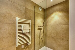 Dusche, Haartrockner, Handtücher