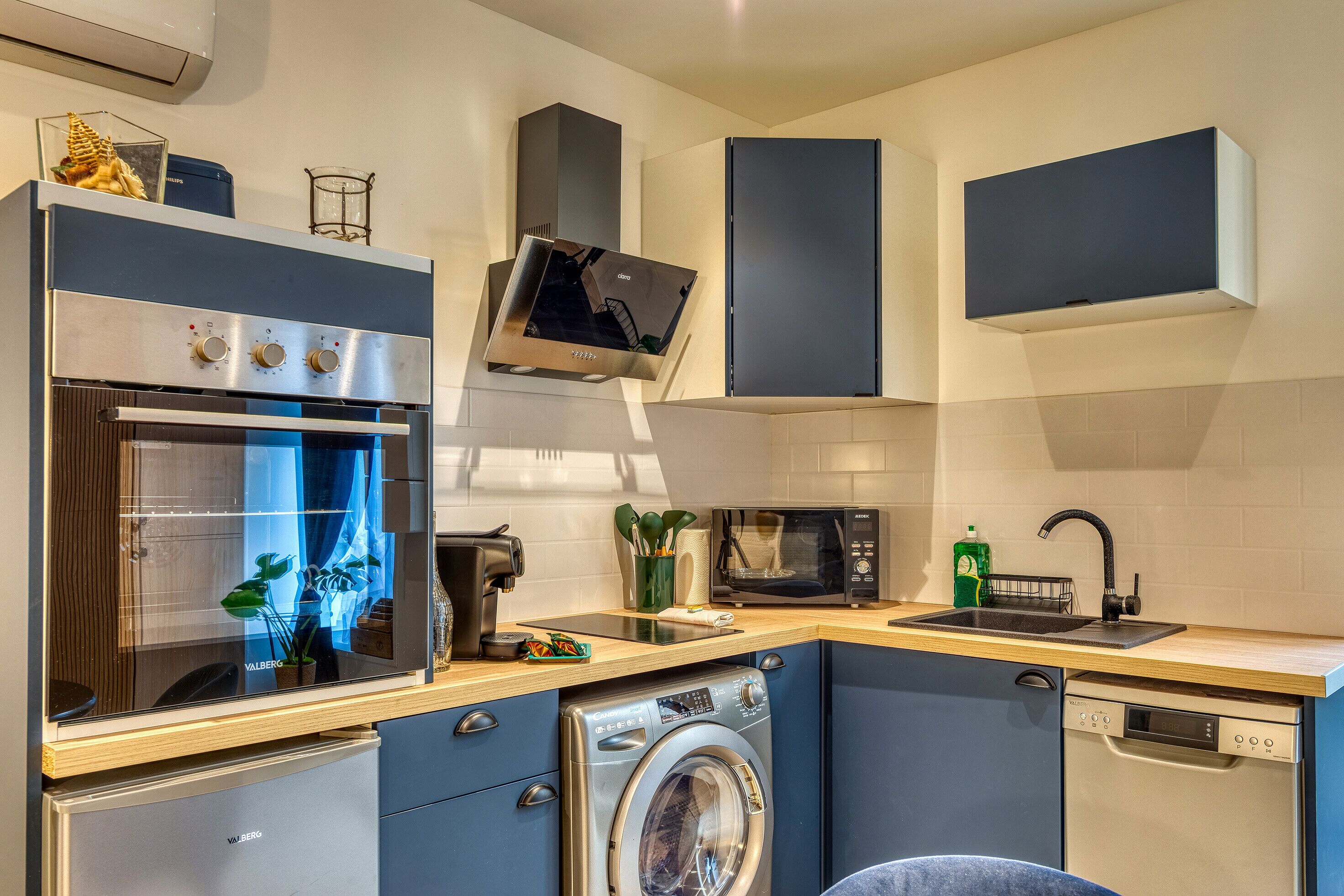 Kühlschrank, Mikrowelle, Ofen, Herdplatte
