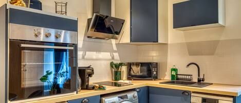 Réfrigérateur, micro-ondes, four, plaque de cuisson