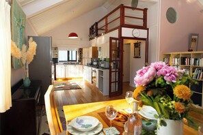 Jääkaappi, mikroaaltouuni, leivänpaahdin