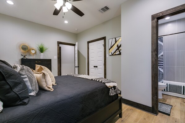 2 عدّة غرف نوم وواي فاي وملاءات أسرّة