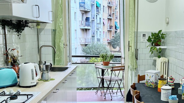 Cozinha moderna com vista para um edifício residencial.