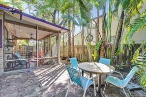 Outdoor dining - Balinese-Inspired 2nd Floor 1BR Hideaway in Victoria Park ~ 1.5 Miles to Beaches (Fort Lauderdale)