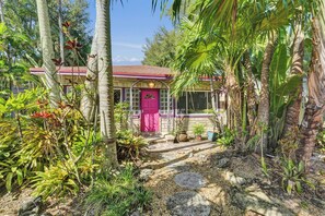 Exterior - Balinese-Inspired 2nd Floor 1BR Hideaway in Victoria Park ~ 1.5 Miles to Beaches (Fort Lauderdale)