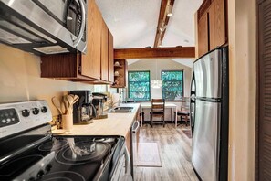 Private kitchen - Balinese-Inspired 2nd Floor 1BR Hideaway in Victoria Park ~ 1.5 Miles to Beaches (Fort Lauderdale)