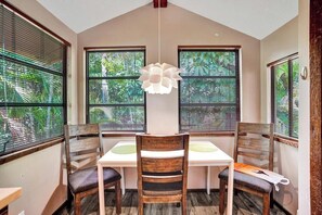 Dining - Balinese-Inspired 2nd Floor 1BR Hideaway in Victoria Park ~ 1.5 Miles to Beaches (Fort Lauderdale)