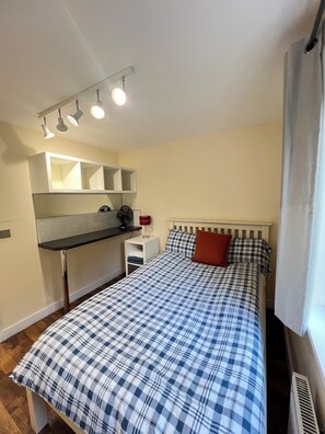 مكواة/لوح كي وخدمة الإنترنت وملاءات أسرّة