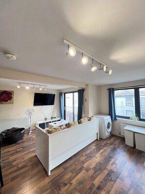Interior - Bright 2-Bedroom Apartment near NTU & City Centre – Free Secure Parking (Nottingham)