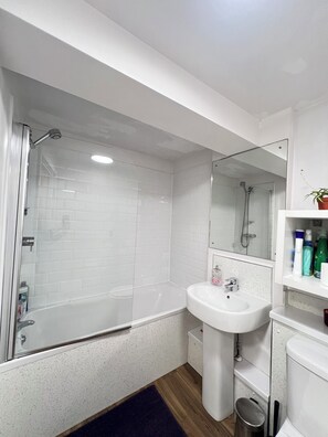 مجففات شعر، مناشف، صابون، ورق حمّام