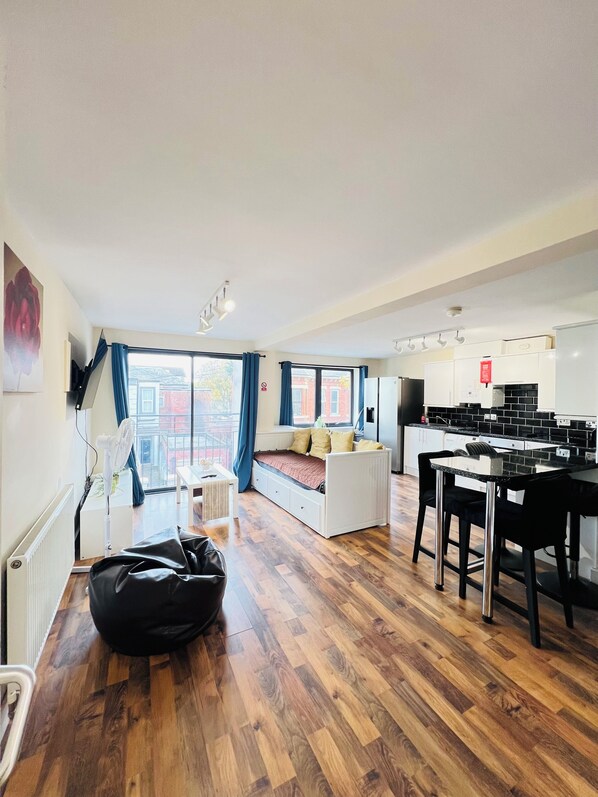 Interior - Bright 2-Bedroom Apartment near NTU & City Centre – Free Secure Parking (Nottingham)