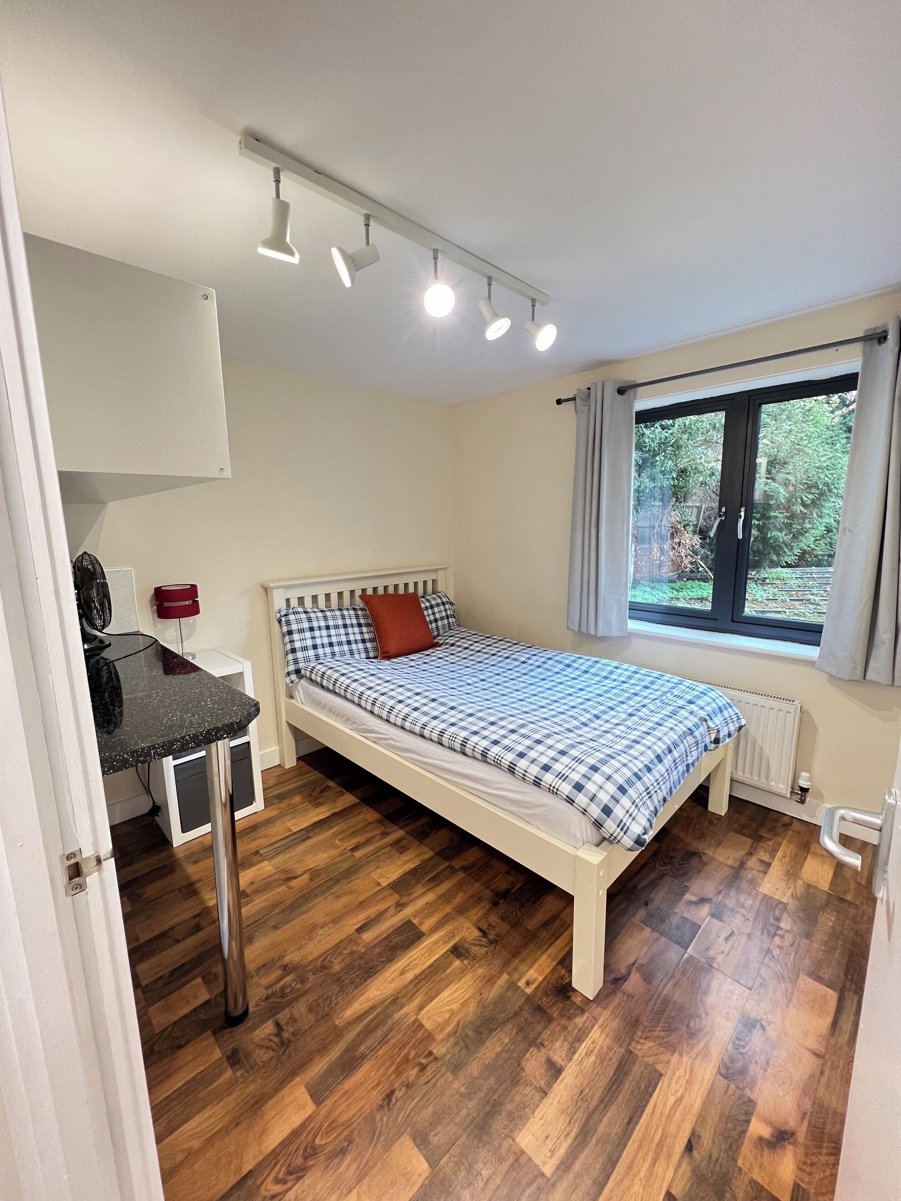 2 bedrooms, iron/ironing board, internet, bed sheets