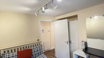 2 quartos, ferros/tábuas de passar roupa, acesso à internet