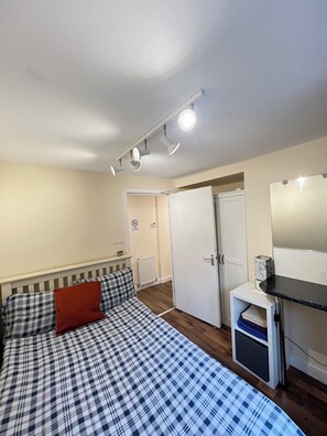 2 quartos, ferros/tábuas de passar roupa, acesso à internet