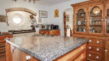 Dishwasher, cookware/dishes/utensils