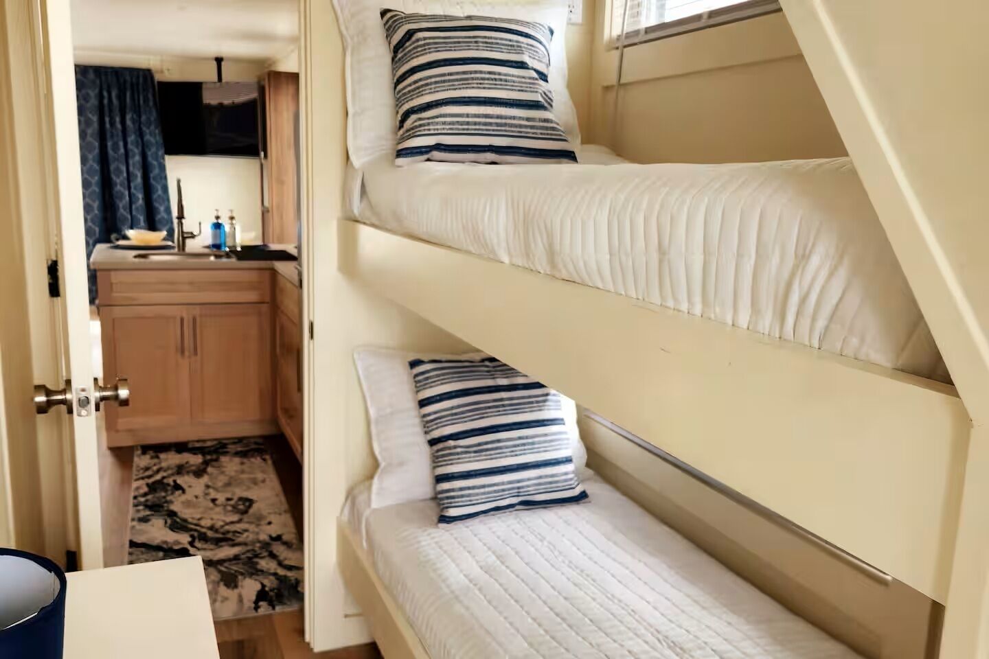 2 bedrooms, iron/ironing board, internet, bed sheets