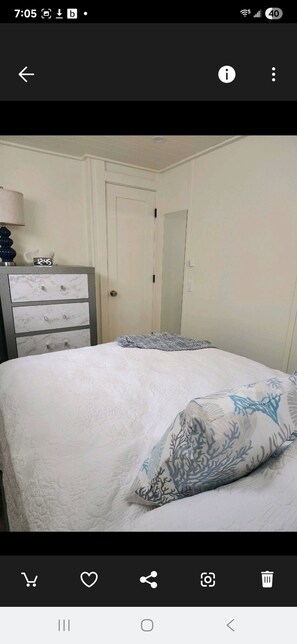 Tabla de planchar con plancha, internet y ropa de cama