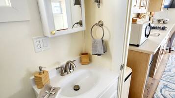 Een douche, een haardroger, handdoeken, zeep