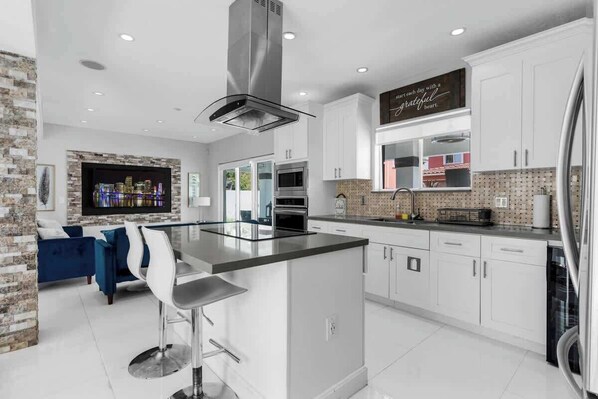 ثلاجة، ميكروويف، فرن، موقد طهي مسطح