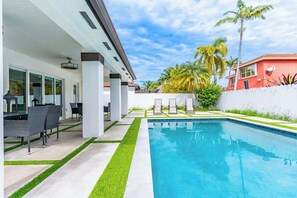 حمّام سباحة خارجي