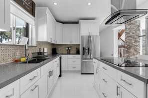 Jääkaappi, mikroaaltouuni, uuni, liesi