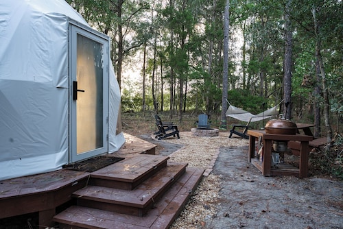 Glamping GeoDome ~ 4min to Springs ~ AC ~ Grill ~ Firepit