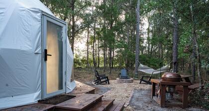 Glamping GeoDome ~ 4min to Springs ~ AC ~ Grill ~ Firepit