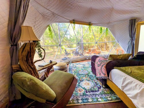 Glamping GeoDome ~ 4min to Springs ~ AC ~ Grill ~ Firepit