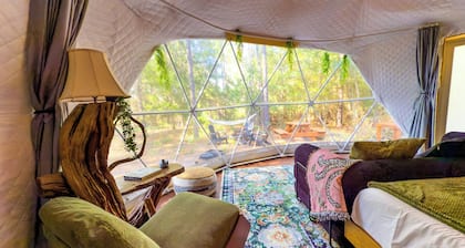 Glamping GeoDome ~ 4min to Springs ~ AC ~ Grill ~ Firepit