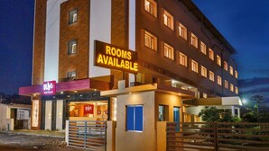 Ett hotell med en skylt som visar att det finns lediga rum.