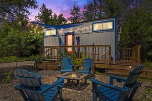 A cabin with a deck, outdoor seating, and a fire pit. - Unique Tiny Home ~ 4min to Springs w/ Grill & Firepit (High Springs)