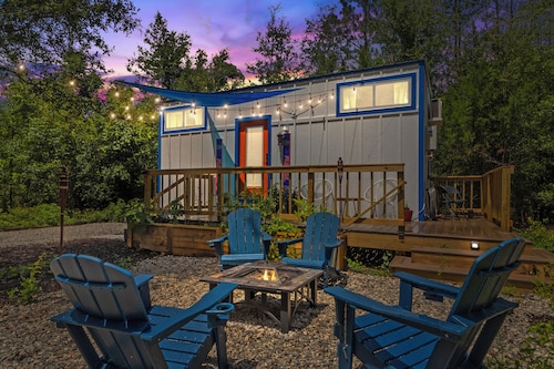 Unique Tiny Home ~ 4min to Springs w/ Grill & Firepit
