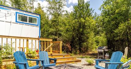 Unique Tiny Home ~ 4min to Springs w/ Grill & Firepit