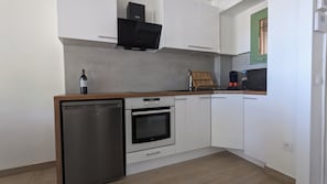 Microwave, oven, stovetop - Air-conditioned apartment with sea view and terrace. (Villefranche-sur-Mer)