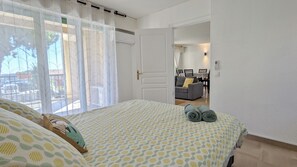 Interior - Air-conditioned apartment with sea view and terrace. (Villefranche-sur-Mer)
