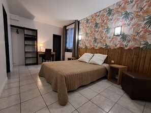 9 Schlafzimmer, Schreibtisch, kostenloses WLAN