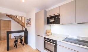 Geladeira, micro-ondas, lava-louças