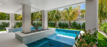 Just Pearly - 2 min walk to beach!