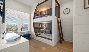 5 bedrooms, iron/ironing board, free WiFi, bed sheets