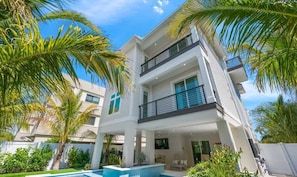 Exterior - Just Pearly - 2 min walk to beach! (Bradenton Beach)