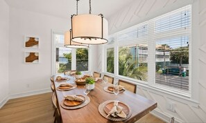 Dining - Just Pearly - 2 min walk to beach! (Bradenton Beach)