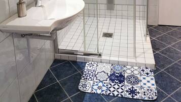 Haartrockner, Handtücher, Seife, Toilettenpapier