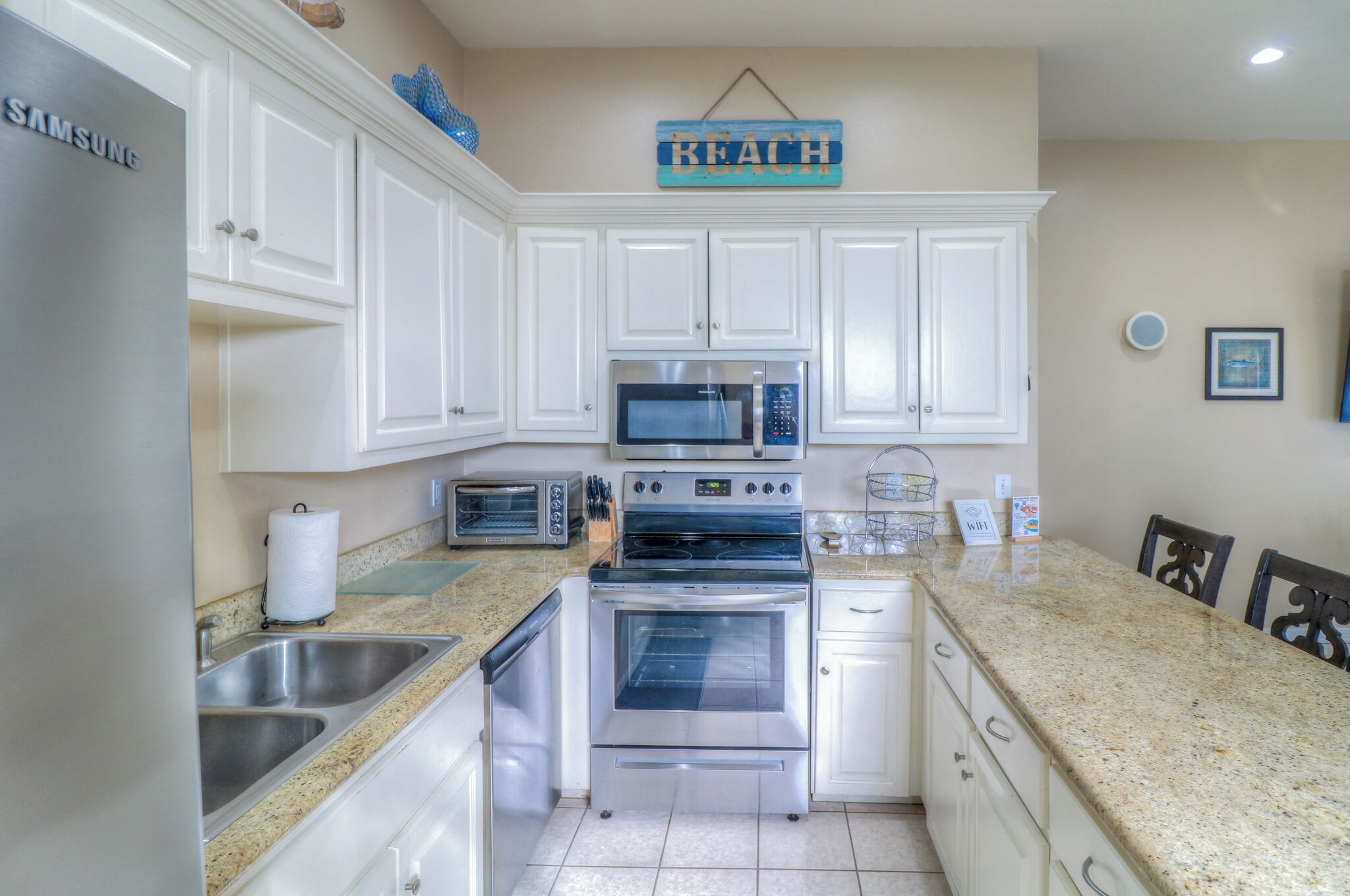 Refrigerador, microondas, horno y parrilla de estufa 