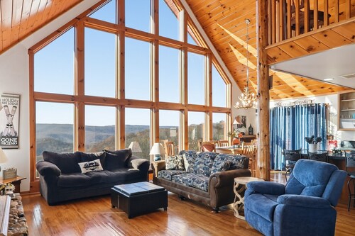 Serene Mountaintop Cabin w/ Views near Snowshoe!