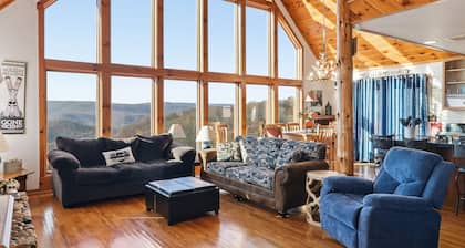 Serene Mountaintop Cabin w/ Views near Snowshoe!