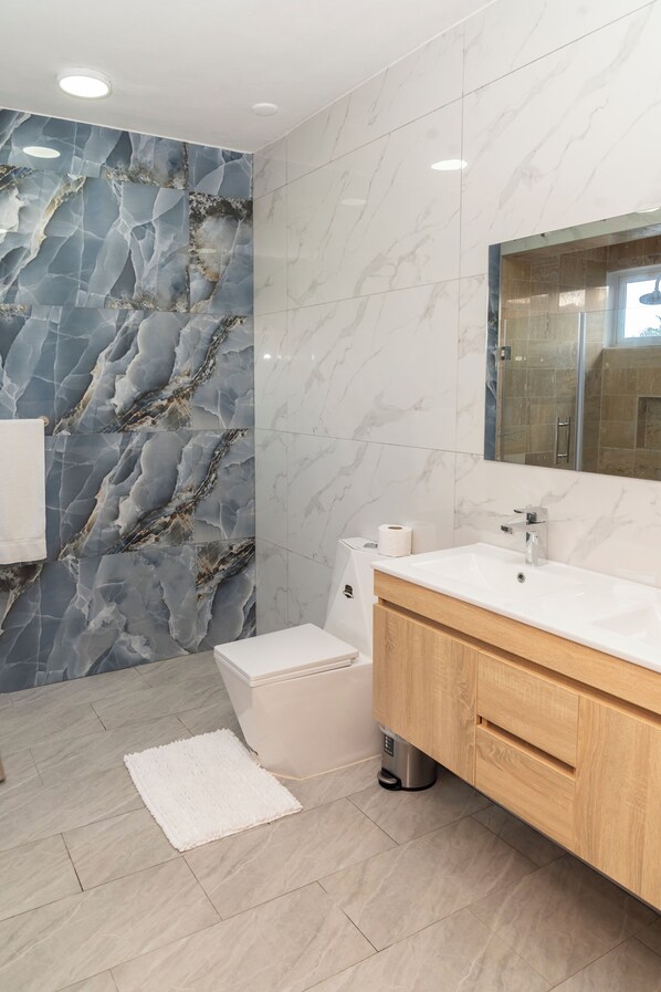 Een douche, een haardroger, handdoeken, zeep